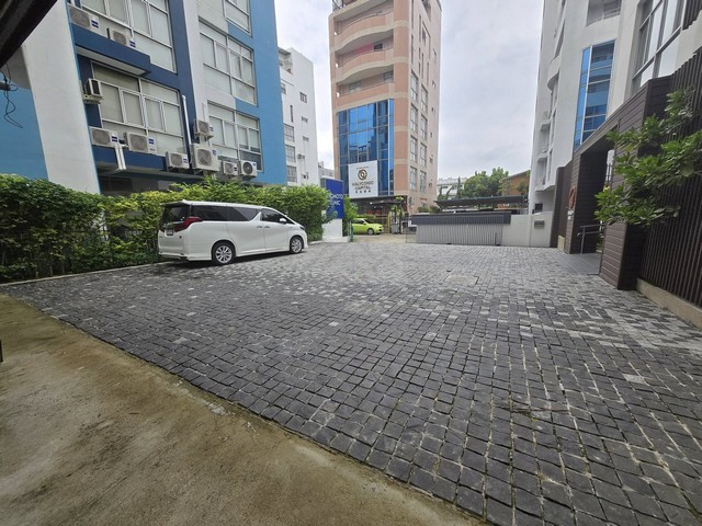 ขายสำนักงาน 8 ชั้น + ดาดฟ้า มีลิฟท์ ขนาด 1,000 ตรม. ซอยศรีนคริทร์ 40 ตรงข้ามซีคอน ใกล้รถไฟฟ้าสายสีเหลือง