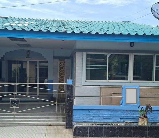 TEL:088-559 5199 คุณเอLine:https://line.me/ti/p/C0eGe0whLXขายทาวน์เฮ้าส์สวย หลังริม ชั้นเดียวหมู่บ้านแหลมฉบังกรีน 3 (ถนนเก้ากิโล)ราคาเพียง 1,890,000 บาทค่าโอนคนละครึ่งพร้อมเฟอร์นิเจอร์ พร้อมเข้าอยู่พื้นที่ใช้สอย 136 ตร.ม. (8 x 17 ม.)1 ห้องรับแขก1 ห้องโถงใหญ่ (2.5 x 12 ม. / ประตูกระจกบานเลื่อน)2 ห้องนอน (ใหญ่ 3.5 x 5 ม. / เล็ก 3 x 3 ม.)1 ห้องน้ำใหญ่ (8.5 ตร.ม. พร้อมเรนชาวเวอร์ เครื่องทำน้ำอุ่น / วางอ่างอาบน้ำได้)1 ห้องครัว (1.8 x 5 ม. พร้อมเ