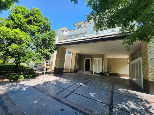 Narasiri BangnaSize: 375 sqm., 3 Beds, 4 Baths, 2 Maid Rooms + 1 Maid Bath, 3 Car ParksStory : 2Rental price: 200,000baht/month Ref.: 335595Listing Detail: www.rent-bangkok-condo.com/properties/335595Co-agents are welcome. - - -Contact us for more information or arrange a viewing:Email. rbc.rentbangkokcondo@gmail.comCall. 066-0588-655Line ID: @rentbangkokcondohttps://lin.ee/9cMeMxeWhatsapp: 0660588655Wechat 微信: rentbangkokcondo