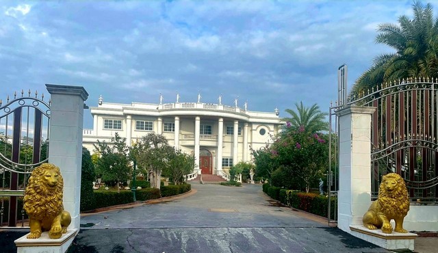 ขายที่ดิน 2 ไร่ 3 งาน 31 ตรว. พร้อมคฤหาสน์หรู สไตล์โรมันใจกลางฉะเชิงเทรา ติดถนนสิริโสธร ใกล้โรบินสัน และวัดหลวงพ่อโสธร ในเมืองฉะเชิงเทรา ทำเลดีมาก ขายขาดทุน เพียง 88 ล้านเท่านั้น (ด้านหน้าสามารถใช้พื้นที่ทำธุรกิจได้ติดถนนไร่กว่า)สนใจติดต่อ : คุณรัช Tel 097 124 4363 Line ID: Assisterhomeที่อยู่ : ถนนศิริโสธร ตำบลโสธร อำเภอเมืองฉะเชิงเทรา จังหวัดฉะเชิงเทรา 24000ลักษณะ :• พื้นที่ดิน: กว้างข