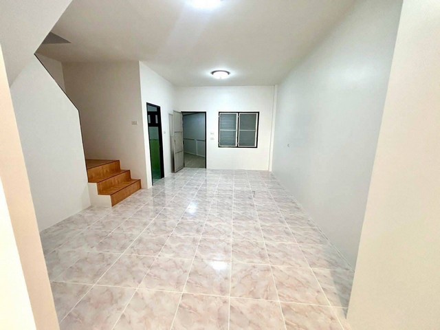 ขายบ้านทาวเฮาส์ 2 ชั้น ซอย 9 บ้านสวน เขตในตัวเมืองชลบุรี รีโนเวท ให้ใหม่ทั้งหลัง