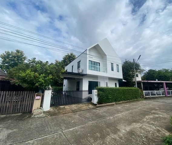 บ้านคุณภาพ บรรยากาศดี โลเคชั่นเยี่ยม – พร้อมเข้าอยู่!บ้านสวย น่าอยู่ ร่มรื่น เพื่อนบ้านเป็นมิตร อยู่นอกโครงการ บรรยากาศสงบไม่วุ่นวาย ขนาดพื้นที่ 59 ตร.วา | พื้นที่ใช้สอยประมาณ 200 ตร.ม. 4 ห้องนอน |  3 ห้องน้ำ | 1 ห้องนั่งเล่น โซนรับประทานอาหาร | ห้องครัวแยก |  พื้นที่ซักล้าง แอร์ 6 ตัว |  เครื่องทำน้ำอุ่น 3 เครื่อง เฟอร์นิเจอร์ครบ พร้อมเข้าอยู่ทันที จอดรถได้ 2 คัน (ภายในบ้าน) 