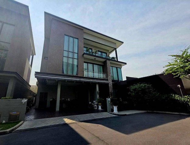 ที่อยู่ : ถ.ลาดพร้าว-วังหิน 76 แขวงลาดพร้าว เขตลาดพร้าว กทม. 10230พิกัด : 13.829045465735577, 100.59170797866472สนใจติดต่อ คุณรัช 097 124 4363 Line id : Assisterhomeราคาพิเศษ จาก 45 ล้าน ลดเหลือ 42 ล้าน (เจ้าของจะไปต่างประเทศเลยต้องการขาย)ลักษณะ บ้านเดี่ยวสไตล์ Luxury Modern Design  3 ชั้นพื้นที 92.7 ตรว. พื้นที่ใช้สอย 699 ตรม.4 ห้องนอน 7 ห้องน้ำ 2 ห้องโถงสูง 1 ห้องแม่บ้าน 1 ห้องโฮมเธียเตอร์1 ห้องครัว และโซนเค้าท์เตอร์บาร์ตกแต่งผนังด้วยหินอ