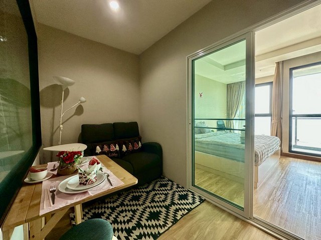 TEL:088-559 5199 คุณเอLine:https://line.me/ti/p/C0eGe0whLXให้เช่า คอนโด ลัดดาพลัส ศรีราชา – ชั้น 10 วิวทะเลเกาะลอยห้องสวย พร้อมอยู่ ทำเลใจกลางศรีราชาพื้นที่ใช้สอย 35 ตร.ม.1 ห้องนอน 1 ห้องน้ำกั้นห้องเป็นสัดส่วนเฟอร์นิเจอร์บิวท์อิน + เครื่องใช้ไฟฟ้าครบค่าเช่าเพียง 12,000 บาท/เดือน(สัญญารายปี | มัดจำ 2 เดือน | ล่วงหน้า 1 เดือน)สิ่งอำนวยความสะดวกครบครัน- ฟิตเนส / สระว่ายน้ำ / ระบบรักษาความปลอดภัย 24 ชม.ทำเลทอง 