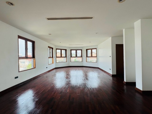 ขายบ้านเดี่ยว 3 ชั้น แปลงมุม 100 ตร.วา 6 ห้องนอน ซอยงามวงศ์วาน 47 รีโนเวทใหม่ทั้งหลัง ยังไม่เคยเข้าอยู่ ทำเลดี ใกล้ทางด่วน