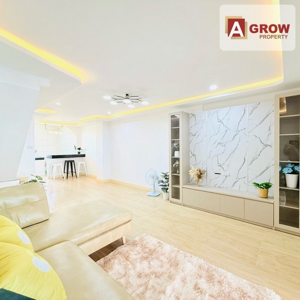 หมู่บ้านณัฐวรรณ ซอยสังฆสันติสุข 18 ถนนเส้นเมน หลังบ้านโล่ง เฟอร์นิเจอร์ครบ ตกแต่งพร้อมอยู่