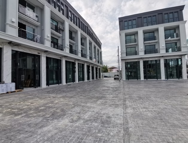 ขายอาคารพาณิชย์หรู ตึกใหม่ ริมถนน สุขุมวิท77 (อ่อนนุช) ใกล้ BTS ศรีนุช เพียง 400 เมตร กลางเมืองกรุงเทพ