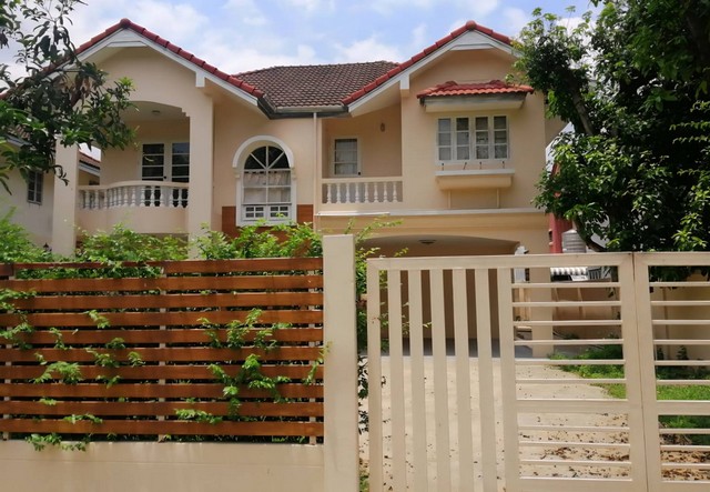 ให้เช่า บ้านเดี่ยว2ชั้น 95ตรว. ตกแต่งใหม่•มี3ห้องนอน 3ห้องน้ำ • 1ห้องแม่บ้าน ครัวบิวท์อิน •แอร์5เครื่อง •พร้อมเฟอร์นิเจอร์จัดให้ได้ เป็นเคสไป จอดรถในบ้านได้2-3คัน บรรยากาศร่มรื่น ถ.รามคำแหง150 แขวงราษฎร์พัฒนา เขตสะพานสูง กรุงเทพฯ 10240เดินทางสะดวก ใกล้โรงเรียนเตรียมอุดมฯ โรงเรียนนานาชาติฯ, โลตัส บิ๊กซีบางกะปิ, The mallบางกะปิ ใกล้,รพ.เกษมราษฎร์ /ทำออฟฟิศได้  **ไม่รับสัตว์