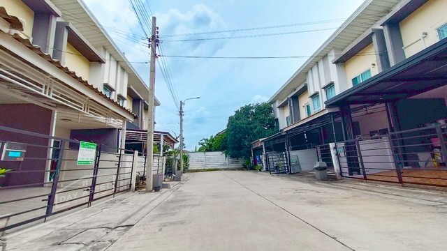 ทาวน์โฮม 2 ชั้น หมู่บ้านพลีโน่ ปิ่นเกล้า-วงแหวน เดินทางสะดวกเข้า-ออกได้หลายเส้นทาง  เนื้อที่ 20.6 ตร.ว. ขายเพียง 2,200,000 ล้านบาท