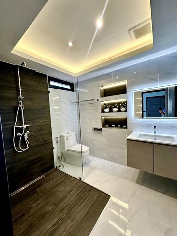 บ้านใหม่ทั้งหลังให้เช่าใกล้หาดจอมเทียน อยู่ในหมู่บ้าน มีรปภ.  มีสระส่วนกลาง เฟอร์ครบ