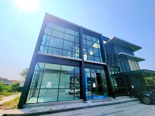 MRTศรีแบริ่ง ให้เช่าสำนักงาน ออฟฟิศขนาดใหญ่ 255ตร.วา. 1,005ตร.ม. แม็คโคร ศรีนครินทร์ 1.49กม.   149,998 B-M. รร.นานาชาติไทย-สิงคโปร์ 350 ม. ทำเล ติดถนนศรีนครินทร์  เซ็นทรัล บางนา 2.8 กม. แหล่งช้อปปิ้ง เดินทางสะดวกเข้า- ออกได้หลายเส้นทาง ถ.สุขุมวิท ศรีนครินทร์  ศรีลาซาล 1.2กม. MRT SriBearing SriLasalle 1.2km. Large office space for rent 255sq.wa. 1,005sq. m. Makro Srinakarin 1.49 km. 149,998B-M.350 m. from Thai-Singapore International School Located on Srinakarin Road 2.8 km .from Central Bangna Conveniently located shopping area with multiple access points: Sukhumvit Road and Srinakarin Road.ถ.