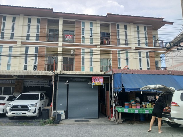 ขายอาคารพาณิชย์  3 ชั้นเต็ม อยู่ในเขตชุมชนมากมายหน้ามบ.แฟมิลี่ทาวน์ เขตเส้นวัดท้องคุ้ง นาป่า ชลบุรี 