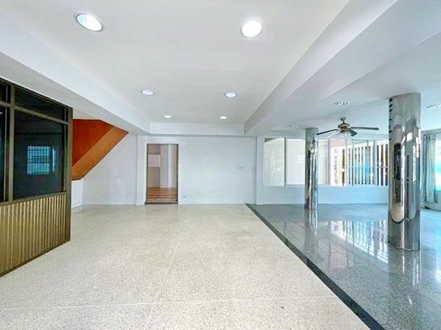 ตรงข้าม เพชรเกษม53-61 รพ.เกษมราษฎร์ บางแค 400ม. ให้เช่าทาวน์เฮ้าส์ 2 ชั้น  6 นอน  MRT หลักสอง 1.6 กม. 41 ตร.วา. 5น้ำ  เดอะมอลล์บางแค 