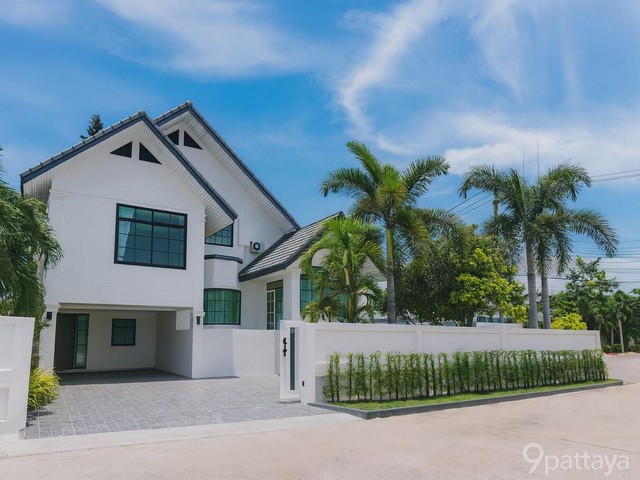 ขายบ้านพักตากอากาศ พูลวิลล่า 3ชั้น ย่านพัทยา หมู่บ้านพัทยาปาร์คฮิลล์ หนองใหญ่ 2 ตัวบ้านหลังริม พร้อมเครื่องใช้ไฟฟ้าทันสมัย