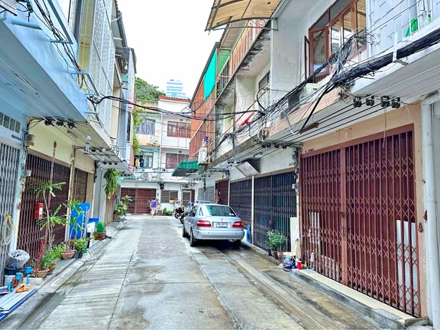 BRT ถนนจันทน์ 200 ม.ตลาดนางลิ้นจี่ 650 ม. BRT ถนนจันทน์ 200 ม.ให้เช่าตึกแถว 3 ชั้น