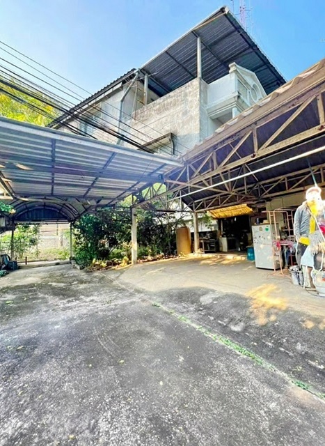 อาคารพาณิชย์ 4 ชั้น 2คูหา สนามบินลำปาง 1.15กม. ที่ดินใหญ่มาก 126ตรว.ที่ดินหลังบ้าน 8นอน 506ตรม. บิ๊กซี ลำปาง 2.3 กม. แม็คโคร เซ็นทรัล