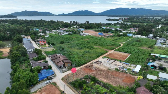 ขายที่ดิน 60 ตารางวา ใกล้อ่างเก็บน้ำบางพระ วิวภูเขาสวย ศรีราชา ชลบุรี ไฟฟ้า ประปา สาธารณูปโภคครบ เหมาะสร้างบ้านอยู่อาศัย 