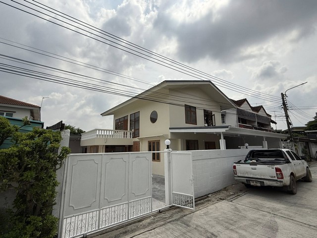 HR2875ให้เช่าบ้านเดี่ยว เนื้อที่ 72 ตรว. ซอยรามอินทรา 5 ใกล้รถไฟฟ้าสายสีชมพู สถานีรามอินทรา 3 เหมาะอยู่อาศัย หรือทำเป็นโฮมออฟฟิศ