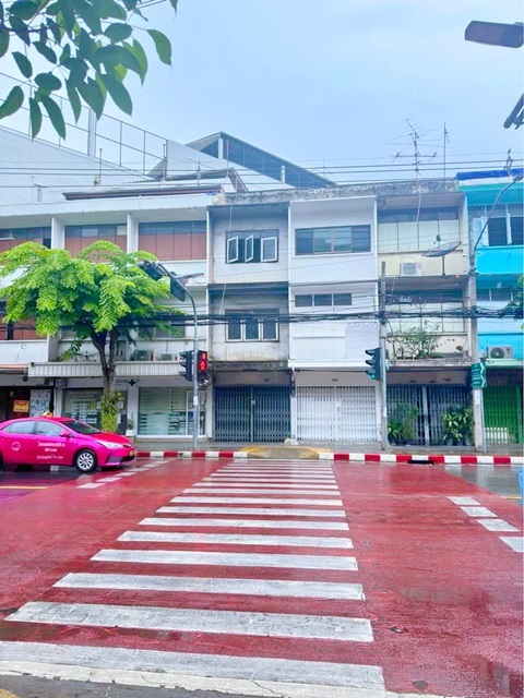 ไอคอนสยาม 445ม. ให้เช่าตึกแถว 3 ชั้น 19ตร.วา. 229ตร.ม. BTSเจริญนคร วงเวียนใหญ่ 1.5 กม. ทำนวด สปา ขายยา คาเฟ่ 2 นอน 2 น้ำ เยาวราช 2.5 กม.