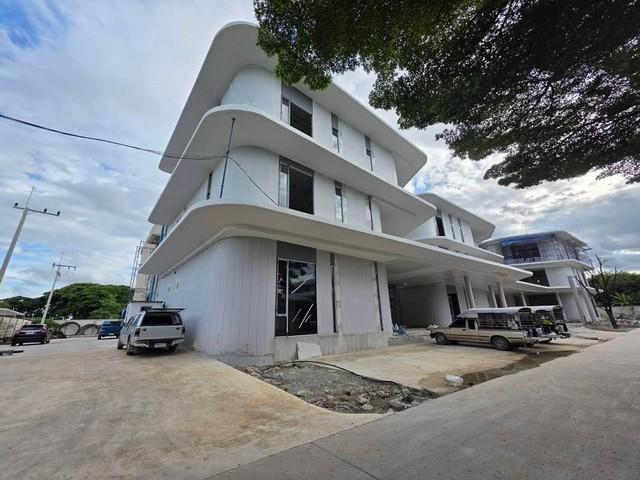 ให้เช่าอาคารสร้างใหม่ 3 ชั้น 3 ตึกติดกัน ย่านเลียบด่วนเอกมัย-รามอินทรา (แบ่งเช่าเป็นชั้นใด้)