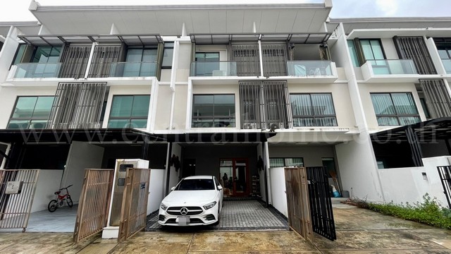 ทาวน์โฮม 3 ชั้น เดอะ แลนด์มาร์ค เอกมัย - รามอินทรา ถนนสุคนธสวัสดิ์