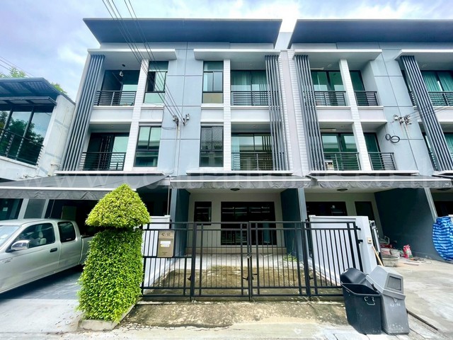 ทาวน์โฮม 3 ชั้น บ้านกลางเมือง รัตนาธิเบศร์ รีโนเวทใหม่ ทำเลดี พร้อมอยู่