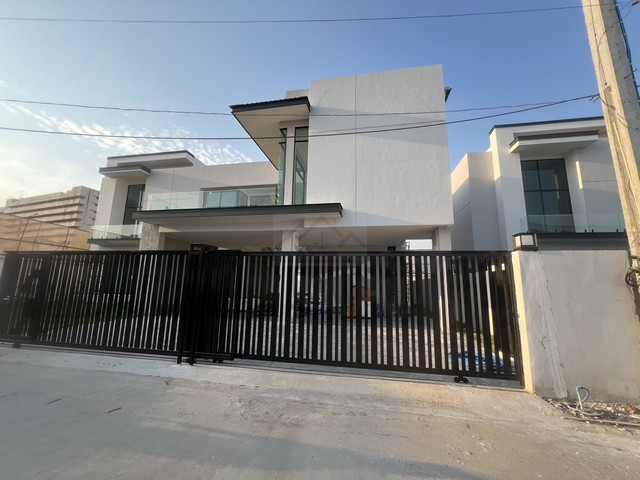 ขายบ้านเดี่ยว 2 ชั้น Luxury Pool Villa 102 ตรว. โครงการ The Master เอกมัย รามอินทรา ซอยรามอินทรา39 ใกล้ Central East Ville