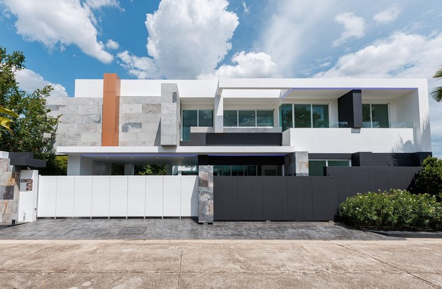 ขายบ้านหรูเชียงใหม่ หมู่บ้านเวิลด์คลับแลนด์ หางดง ห้องนอน 7 ห้องน้ำ สระว่ายน้ำใหญ่ รองรับลิฟท์ 2 ตัว ราคา 33.5 ล้าน