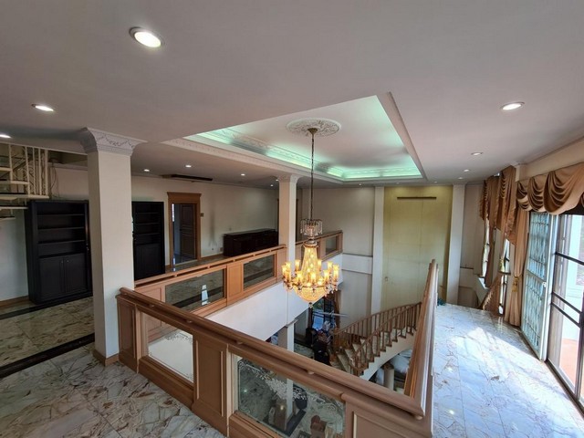 P1223 ขายบ้านเดี่ยว 3 ชั้น หมู่บ้าน ป.ธนานิเวศน์ ถนนเสนานิคม 1 ซอย 28 ขนาดที่ดิน 215 ตรว. บ้านต้องรีโนเวท