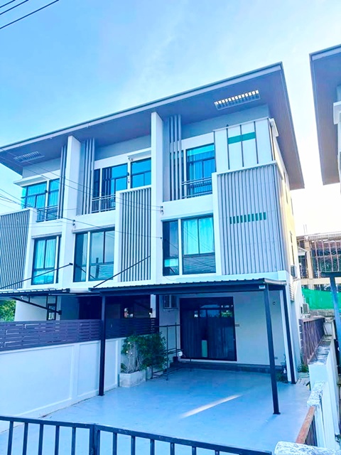 หลังมุม 26ตร.วา.ถ.นาควินาส 4นอน MRTโชคชัย4 3.1กม. ขาย-เช่าทาวน์โฮม 3 ชั้น  รร.สตรีวิทยา2 1.2กม. 306 ตร.ม. 4 น้ำ