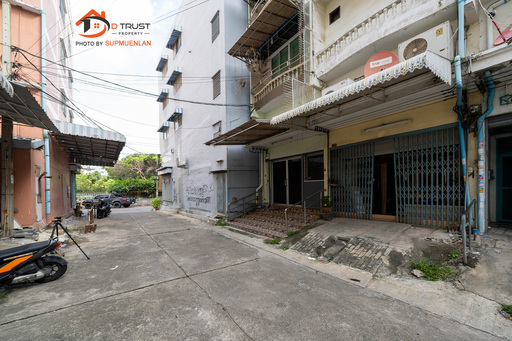 ขายด่วน ตึกแถว 3 ชั้น มีชั้นลอย อ่อนนุช 28 เนื้อที่ 16ตร.ว. ราคาไม่เเพง