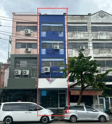 ให้เช่าอาคารพาณิชย์ 4.5 ชั้นปากซอยเป็นสถานีรถไฟฟ้าสายสีเหลือง สถานีลาดพร้าว 71 ทำเลค้าขาย ย่าน  นาคนิวาส ลาดพร้าว เลียบด่วน สังคมสงเคราะห์ 