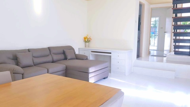 ให้เช่าบ้านหลังมุม 2 ชั้นโรงแรมเลอทาน่า  ถ.เทพารักษ์  ตลาดบางพลีซิตี้ 2.3 กม. 2 น้ำ  พร้อมเฟอร์ 24 ตร.วา.3 นอน สุขุมวิท