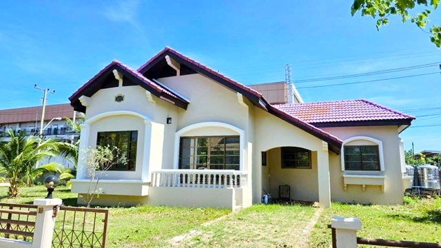 ถ.เพชรเกษม หาดชะอำ สระว่ายน้ำ พร้อมเฟอร์ฯ  ให้เช่าบ้านเดี่ยวชั้นเดียว 82ตร.วา. 282ตร.ม.  สยามเวเนเซีย 1.8 กม.  ติดทะเล  ร่มรื่น 3 นอน 2 น้ำ 