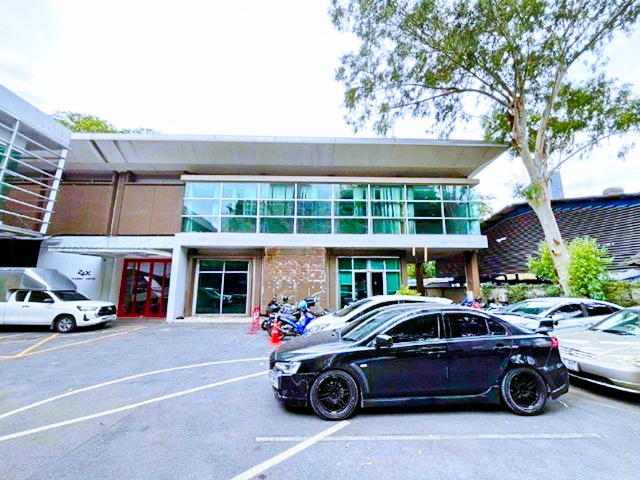 ตลาดเอกมัย 900ม. ติดถนนใหญ่  โชว์รูมสินค้านานาชาติสิงคโปร์เอกมัย 750 ม. ฟู้ดแลนด์ ให้เช่าพื้นที่ธุรกิจ อาคาร 2 ชั้น 202ตร.ม.