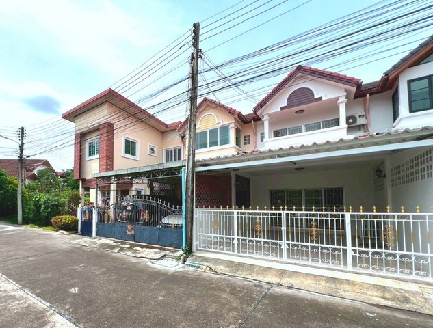 ขายทาวน์โฮมบ้านสวนชลบุรี บ้านสวนชลบุรีใกล้เย็นตาโฟโกเกียว บ้านรีโนเวทพร้อมอยู่สวยหลังใหญ่  นอน  2  น้ำ  2  จอดรถ