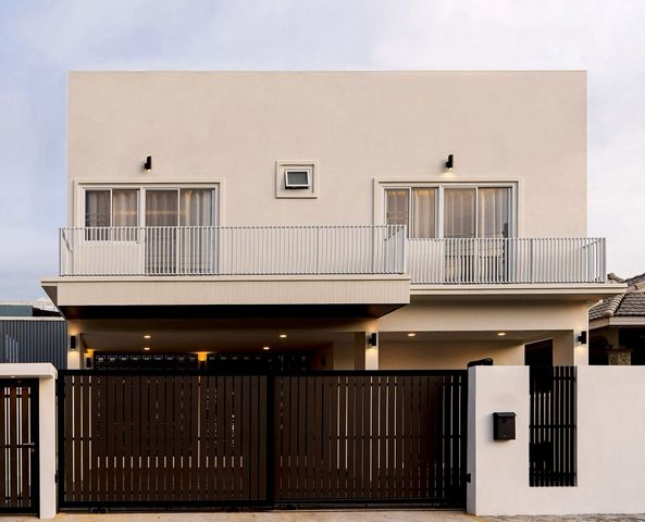 ขายพร้อมผู้เช่า 9.5 ล้าน 72 ตรว. สารภี บ้าน 2 ชั้น สไตล์โมเดิร์น น้ำไม่ท่วม เงียบสงบ บรรยากาศร่มรื่น เพียง 10 นาที ถึงสนามบินเชียงใหม่