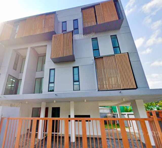 รัชดา-ลาดพร้าว ใกล้ MRTลาดพร้าว 965ม.  ให้เช่า Home Office 4ชั้น  50 ตร.ว. 300 ตร.ม. เซ็นทรัลพลาซา ลาดพร้าว จอดรถได้ 6 คัน แอร์6ครบทุกห้อง