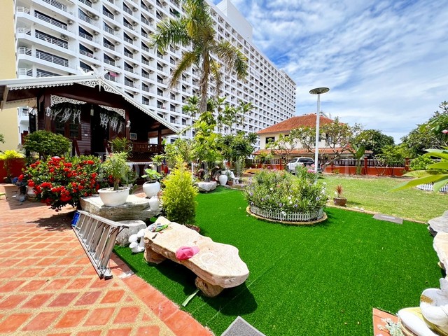 ขายบ้านไม้สัก 2 ชั้น 2 หลัง พร้อมที่ดิน 210 ตารางวา หมู่บ้าน Royal Park Village ถนนเทพประสิทธิ์ บางละมุง ชลบุรี (หลังริม) พิกัดที่ตั้ง : ถนนเทพประสิทธิ์ ตำบลหนองปรือ อำเภอบางละมุง จังหวัดชลบุรี รายละเอียดทรัพย์ - ขนาดที่ดิน 210 ตารางวา  หน้ากว้าง 40 เมตร ลึก 21 เมตร  (แปลงริม) - พื้นที่ใช้สอยตัวบ้านรวม ประมาณ 440 ตารางเมตร - ภายในที่ดิน มีบ้านไม้สัก จำนวน 2 หลัง เรือนหลังใหญ่ และ เรือนหลัง