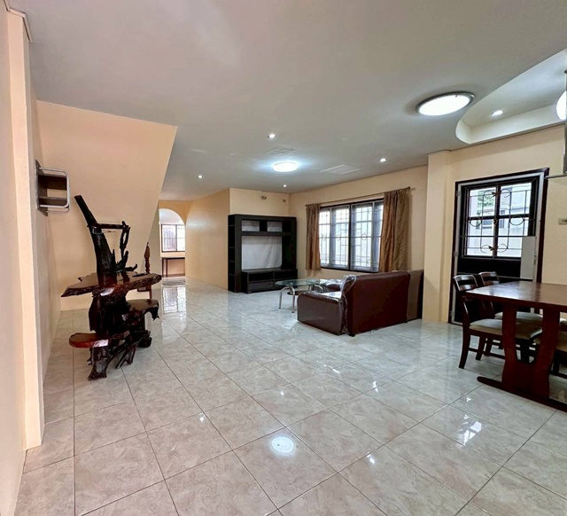  ม.เกษตรศาสตร์ ศรีราชา 2.5กม. 4นอน  เปิดซิง! คฤหาสน์ให้เช่า พร้อมเฟอร์ฯโลตัส ถนนเก้ากิโล ศรีราชา 900 ม. 2 ชั้น ตลาดศุภฤกษ์ 1.9กม. 36ตร.วา. 