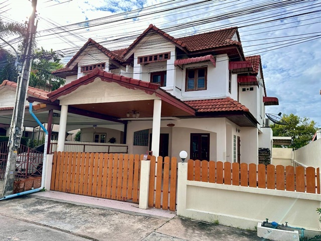 ถนนเก้ากิโล ศรีราชา 900 ม.เปิดซิง! คฤหาสน์ให้เช่า โลตัส  บ้าน 2ชั้น  35ตร.วา. 4นอน ม.เกษตรศาสตร์ ศรีราชา 2.5กม. พร้อมเฟอร์ฯ