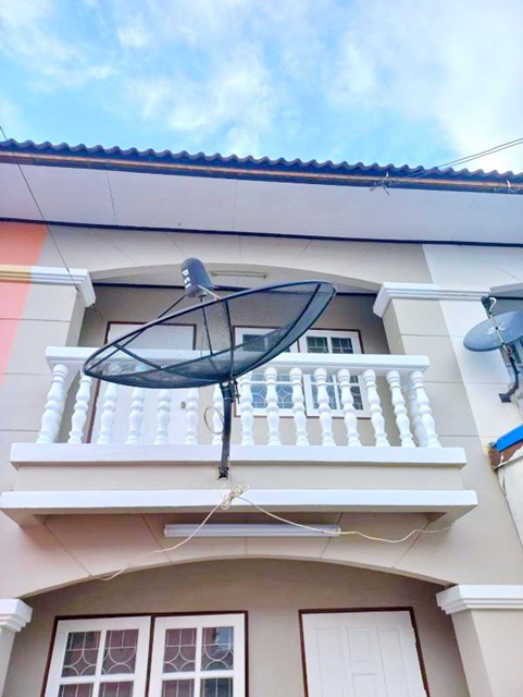 โลตัส ภูมิใจนิเวศน์ ให้เช่าทาวเฮ้าส์ 2 ชั้น 18 ตร.วา.145 ตร.ม.สมุทรปราการ 0.5 กม. ตลาดจาดทอง 1.5 กม. พระสมุทรเจดีย์  2 นอน  ถ.สุขสวัสดิ์ 