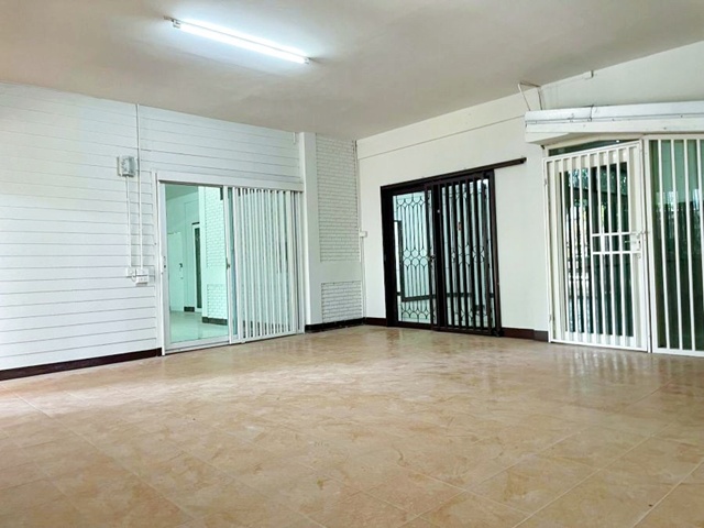  ซ. เรวดี 10-26 8ห้องนอน ให้เช่า บ้านเดี่ยว 2 ชั้น 100 ตร.วา. 300 ตร.ม.MRT ศูนย์ราชการนนทบุรี 400 ม.