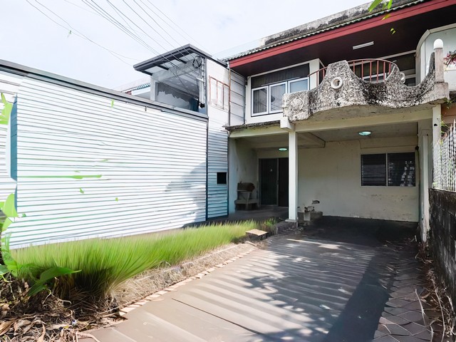 2 ชั้น   45 ตรว. หน้ากว้าง 6 เมตร ลึก 15 ม. จอดรถได้ 3 คัน อยู่วชิรธรรมสาธิต 58 เข้าซอย 100 