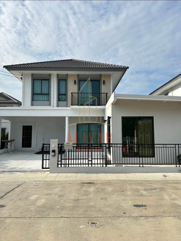 RH091425 ขาย/ให้เช่า บ้านเดี่ยว 2ชั้น 4ห้องนอน Perfect Park Bangnaขาย 7,499,000฿ค่าเช่า 38,000 บาท/เดือนรายละเอียด :- เนื้อที่ประมาณ 53 ตร.ว.- พื้นที่ใช้สอยประมาณ 200 ตร.ม.- 4 ห้องนอน 4 ห้องน้ำ- 2 ห้องครัว (ครัวไทย + ครัวฝรั่ง)- 1 ห้องรับแขก 1 ห้องซักล้าง- 1 ห้องออกกำลังกาย- โรงจอดรถ จอดได้ 2 คัน- เครื่องใช้ไฟฟ้าครบชุดสิ่งอำนวยความสะดวก : สวนพักผ่อน / สนามเด็กเล่น / Jogging Track- อุปกรณ์ออกกำลังกายกลางแจ้ง / ศาลาริมน้ำส