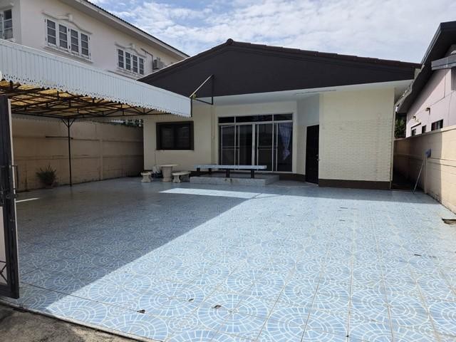 ให้เช่าบ้านชั้นเดี่ยว ถนนโชคชัยสี่ ซอยโชคชัยสี่ 36 จำนวน 4 ห้องนอน 2 ห้องน้ำ จอดรถ 5 คัน