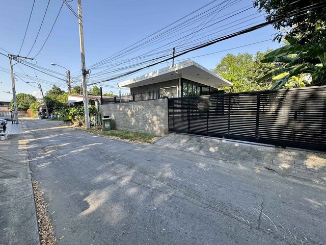 ขายบ้านพร้อมที่ดิน 100 ตรว.ติดเลียบทางด่วนรามอินทรา ซอยโยธินพัฒนา 1 ใกล้ Chic Republic