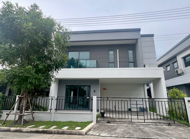 LV53259 ให้เช่า บ้านเดี่ยวหรู 2 ชั้น CENTRO ดอนเมือง-แจ้งวัฒนะ บ้านเดี่ยว New Design จาก AP บนทำเลศักยภาพ เชื่อมต่อดอนเมือง-แจ้งวัฒนะ-สรงประภาราคาเช่า : 40,000 บาท/เดือน (เป็นบ้านเปล่า มีม่าน ไม่มีเฟอร์ / กรณี ต้องการเฟอร์ ปล่อยเช่าเดือนละ 55,000 บาท)ที่ตั้ง : ถนนเลียบคลองประปา ต.บ้านใหม่ อ.เมืองปทุมธานี จ.ปทุมธานีชื่อโครงการ : เซนโทร ดอนเมือง-แจ้งวัฒนะ CENTRO Donmueang-Chaengwattanaรายละเอียด : - ขนาด 52 ตร.ว.- 4 ห้