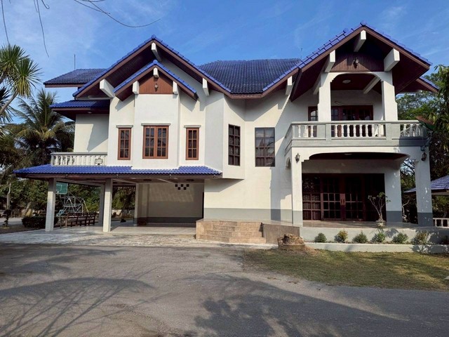 M650468ขายบ้านพร้อมที่ดินทำเลดี อำเภอเชียงคาน จังหวัดเลย???? เนื้อที่รวม 2 ไร่ 1 งาน 51 ตร.ว.???? ราคาเสนอขาย 35 ล้านบาท (ต่อรองได้)???? รายละเอียดบ้าน:บ้านเดี่ยว 2 ชั้น3 ห้องนอน (ทุกห้องมีระเบียง + แอร์)2 ห้องน้ำมีชั้นลอย + ห้องพระชั้นล่างมี 1 ห้องนอน + 1 ห้องน้ำจอดรถได้ 3 คันสระว่ายน้ำกลางแจ้งห้องแถวไม้โบราณข้างสระว่ายน้ำแอร์ครบทุกห้องนอน + แอร์เพิ่มอีก 1 เครื่องบริเวณชั้นล่าง???? ขน