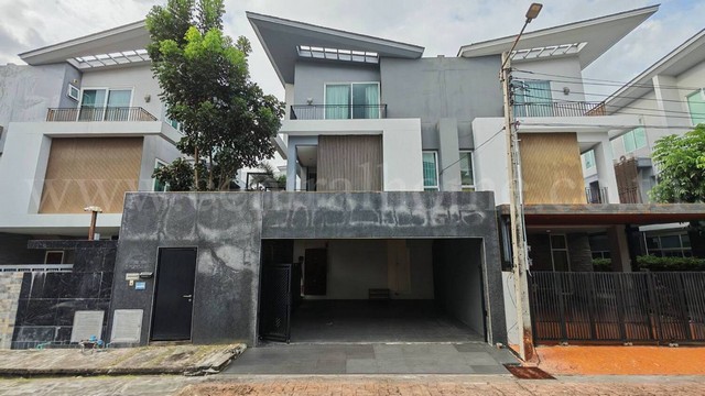 บ้านแฝด 3 ชั้น แกรนด์ ไอ - ดีไซน์ วิภาวดี พร้อมอยู่ ใกล้สนามบินดอนเมือง